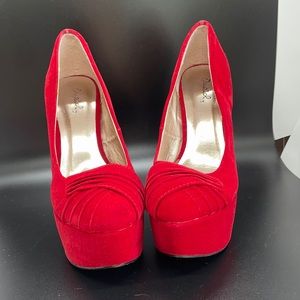 Red Velvet pumps